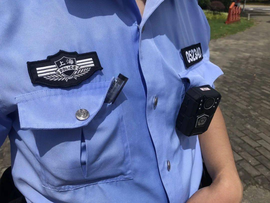 在沪杭/戚家墩路口执勤的民警裘骁汗流浃背,身上的警服满是汗渍,来不