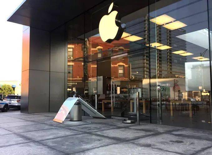 惨遭洗劫的商店( photo: chicago tribune )市中心梅西百货再遭洗劫