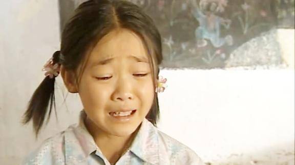 暖春小三带着同学使坏给小花的纸铅笔盒浇上水泡烂了