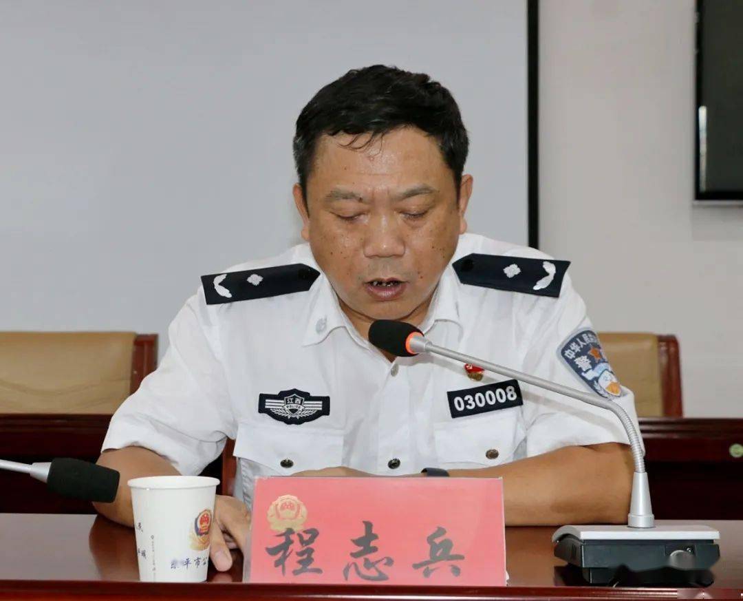 乐平一熊孩子在红绿灯栏杆处躲猫猫