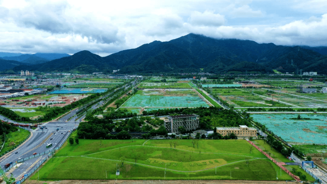 點覆綠步伐更加緊迫隨著杭州富春灣新城造紙企業拆遷騰退工地華麗變身