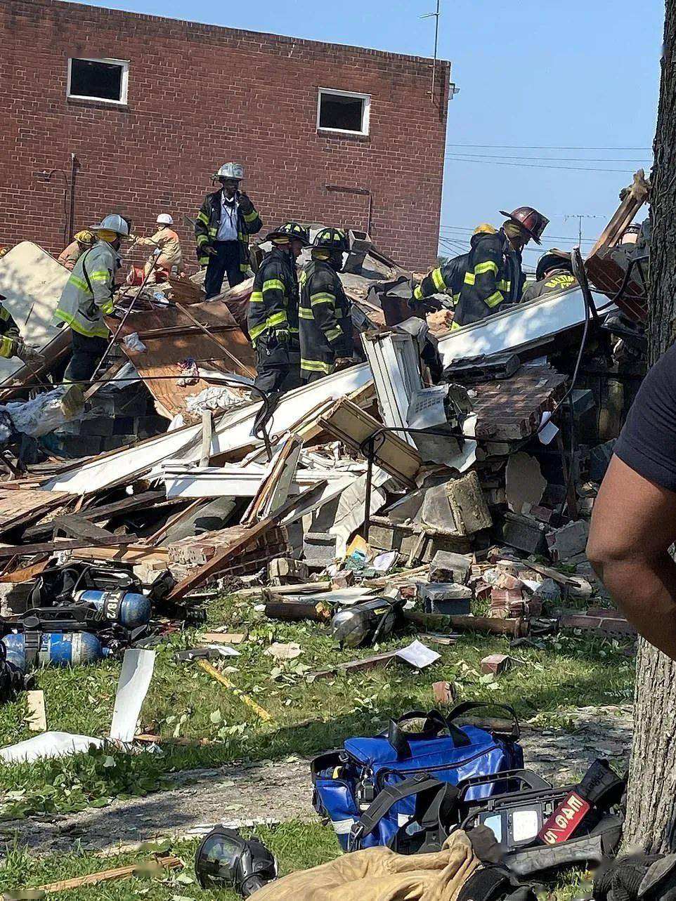 【爆炸新闻】美国发生天然气大爆炸,三幢房屋被夷为平地,至少1死5伤