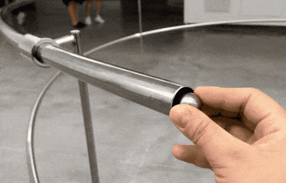 作品,你可以拿起一颗钢球放入螺旋的钢管中,钢珠会经过长长的螺旋轨道