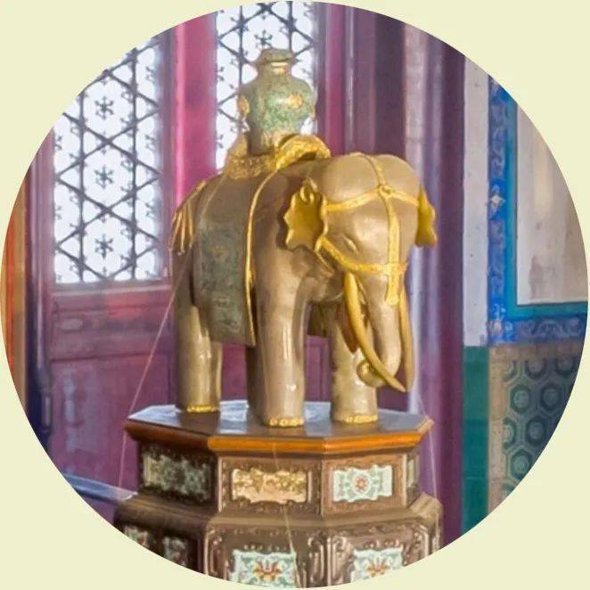 太和殿内景(图源全景故宫)在紫禁城的建筑中,"象"也是重要的陈设和