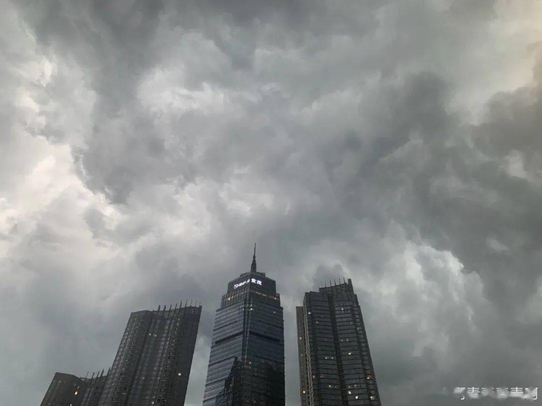 暴雨黄色预警!烟台天空一秒"变脸,瞬间大雨倾盆!