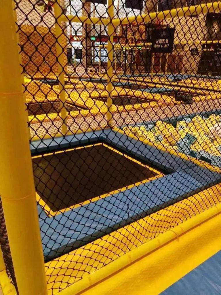 欢乐背后危险多11岁儿童蹦床后大哭站不起来了