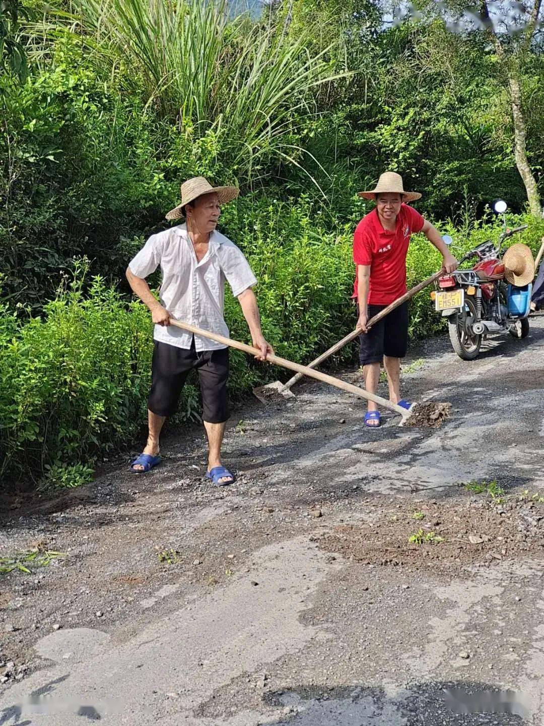 扶隆鎮往那良鎮方向公路沿線道路損毀嚴重,坑窪多,雨天積水,晴天積灰