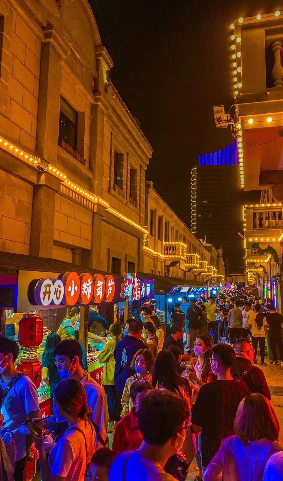 21:00,我们将走进滨海广场的十字街夜市,各色网红美食"一网打尽".