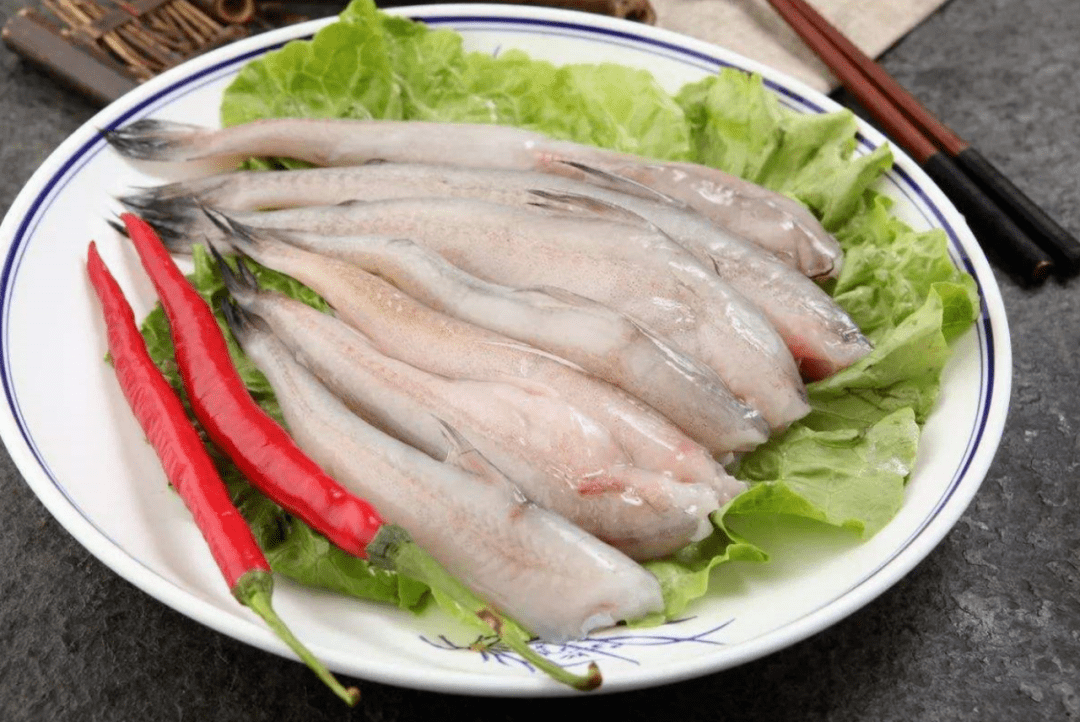 也常常成为它肚中的美味,就连身披铠甲的虾兵蟹将,据说,它的食物种类