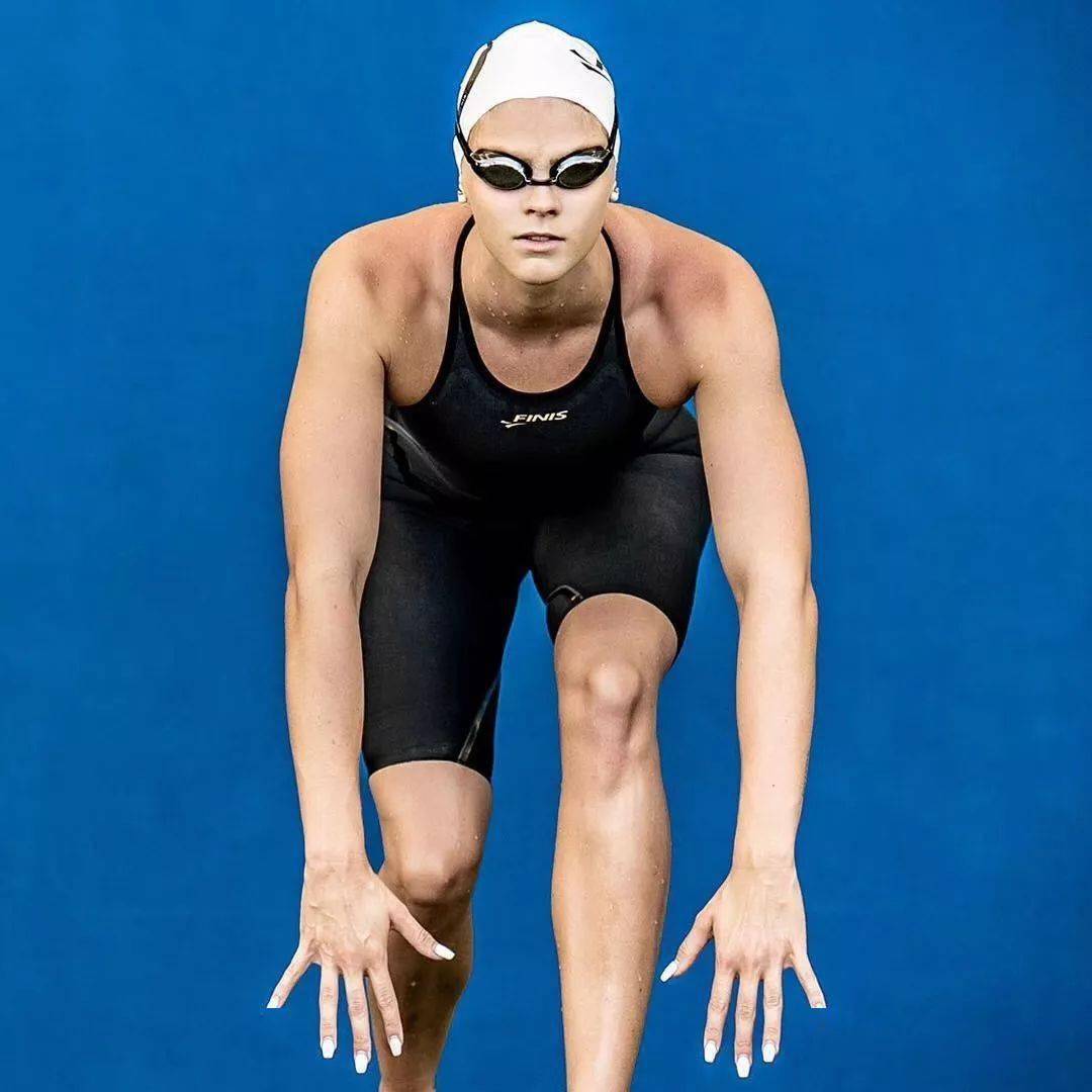 这是一个有争议的话题.一些教练教游泳者保持低头.