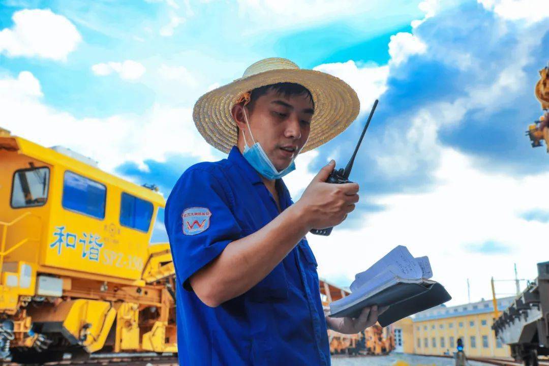 戰高溫鬥酷暑保安全熱浪滾滾檢修忙大機人暑你最美