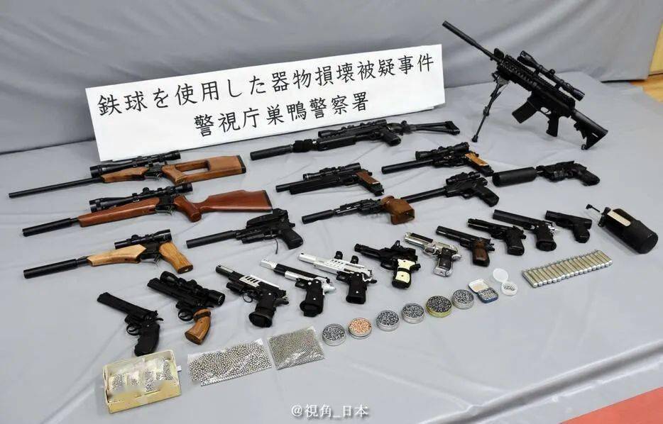 日本警方身穿防护服进入夜店搜查东京一名牙医收藏20多把空气枪