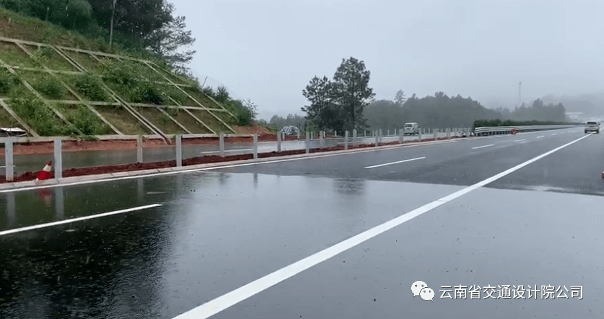 大空隙排水瀝青路面在雲南騰隴高速公路成功鋪築應用