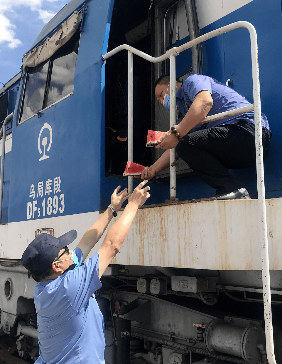 清凉享一份清凉为一线作业人员送去清凉库尔勒车务段工会组织各站多措