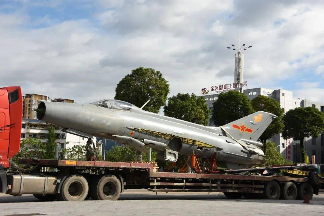 刚刚一架退役歼7战斗机落户余庆