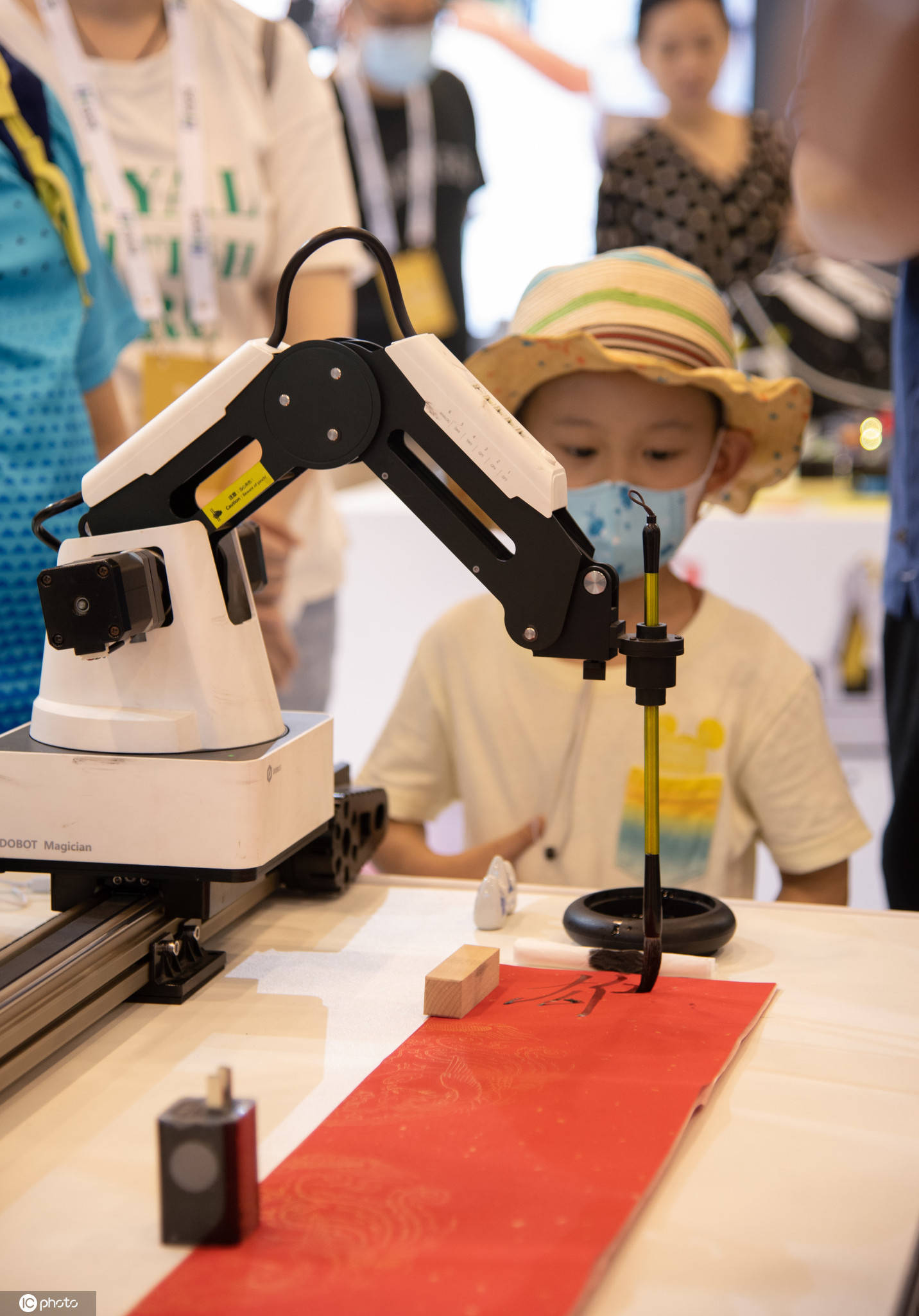 2020全球智博会奇妙机器人吸引小朋友眼球