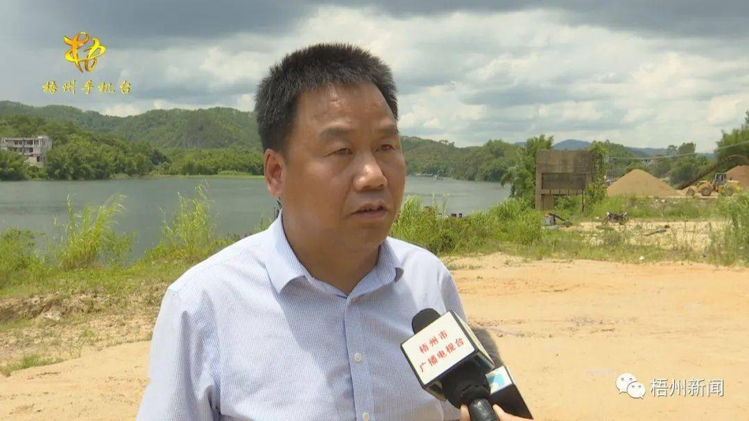 在藤县金鸡镇,一条碧绿的北流河蜿蜒而过,河水清澈透明,河道两旁竹林