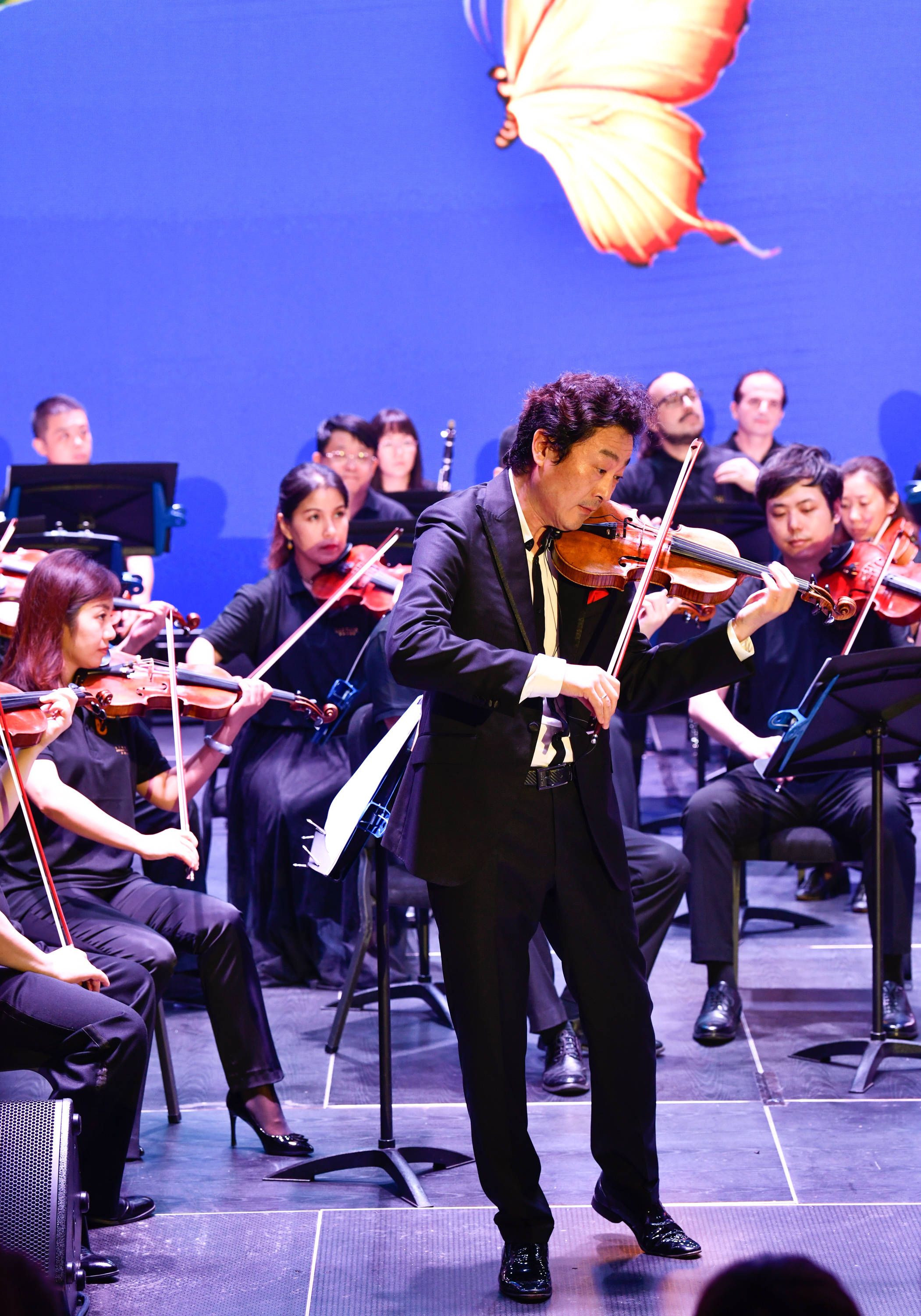 8月17日,在天津大剧院平台剧场,小提琴演奏家吕思清在演奏