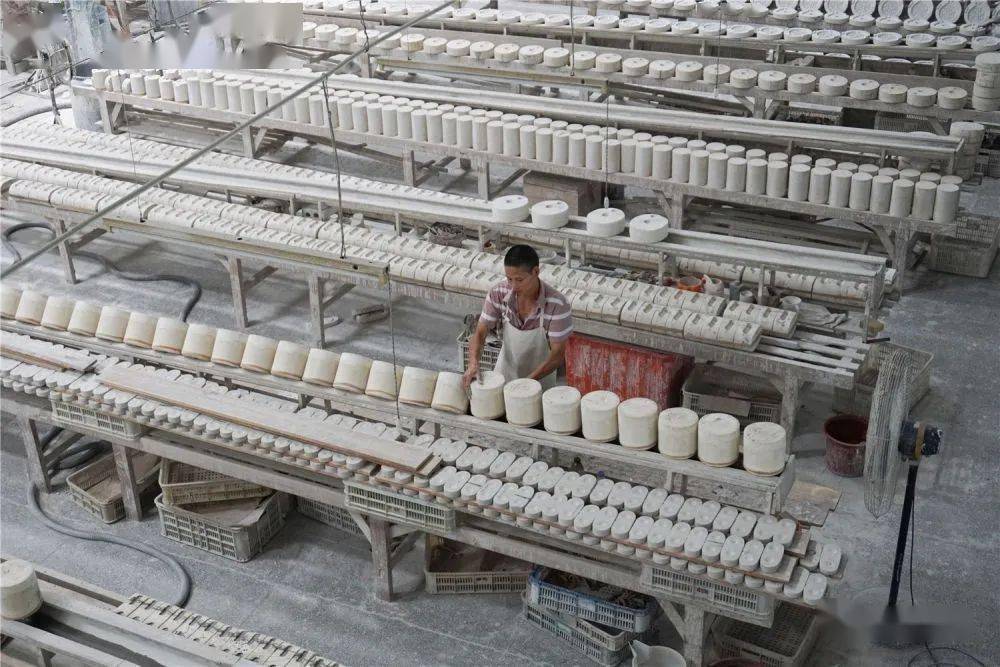 工人在顺美集团生产车间内工作顺美是德化最大的陶瓷出口商之一.