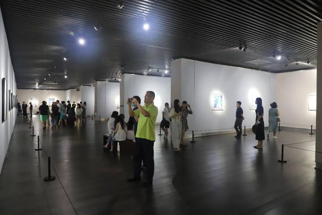 展覽來金陵美術館透過時間縫隙看謝中霞的藝術世界