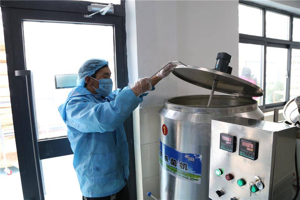 西热加措正在使用巴氏杀菌机对牛奶进行加工处理 贺建明摄