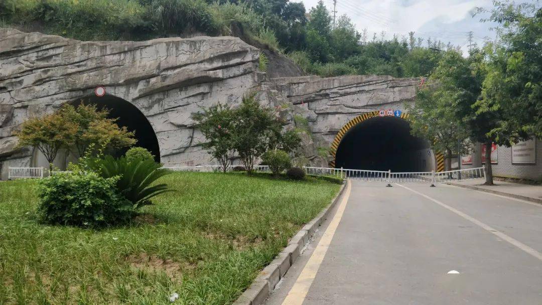 云阳两条隧道暂时封闭无法通行,大家注意绕道行驶