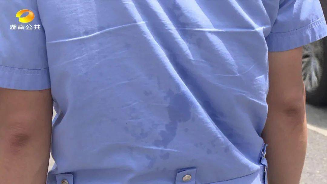 长沙最"热"交警岗 执勤中衣服"秒湿"