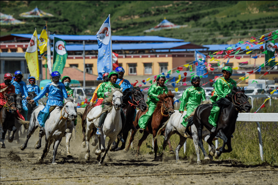 壤巴拉第九届群众赛马会今日启幕