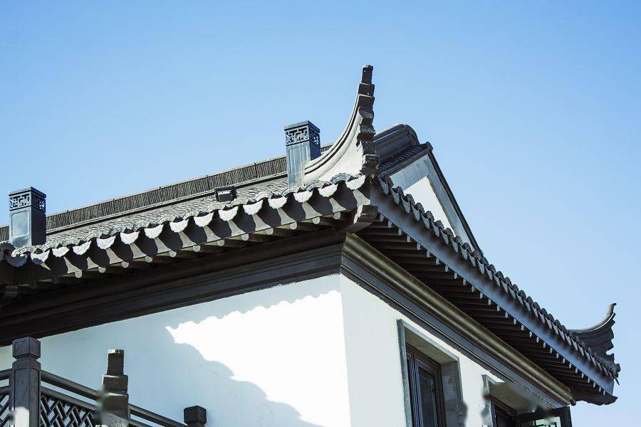 由【香山帮】传承人承袭天地工笔,绿城·桃李春风,采用的是水戗发戗苏