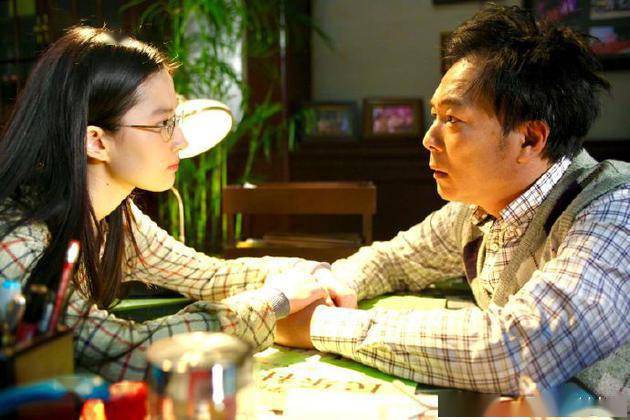 刘亦菲晒照悼念谢园 曾合作《恋爱通告》饰演父女