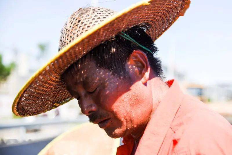 战高温,斗酷暑丨他们在150℃的沥青路面上脚踏热浪