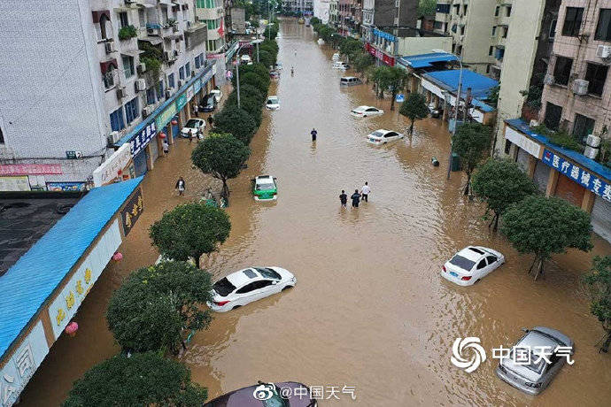 直击四川乐山洪水现场 城市内涝严重