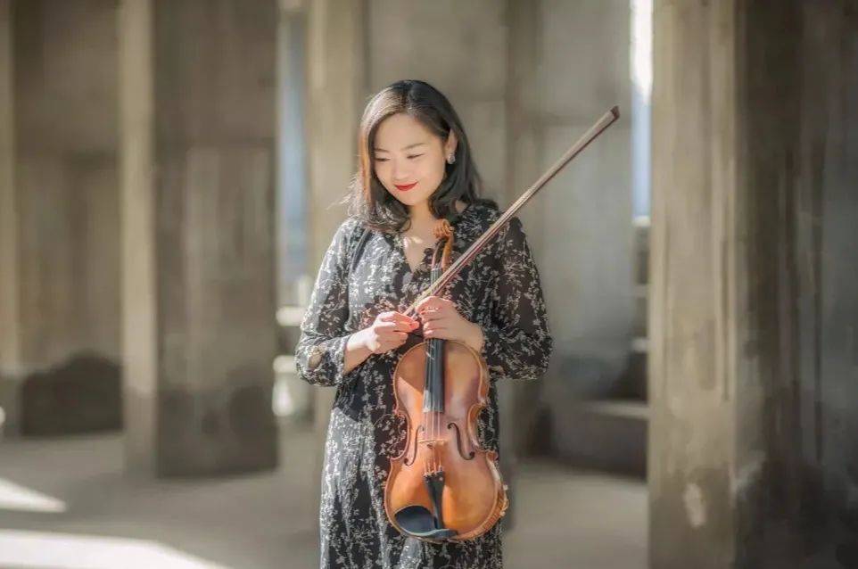 2014年回国,9月参加大连市钢琴学会第一期钢琴公益讲座,同年获得学会