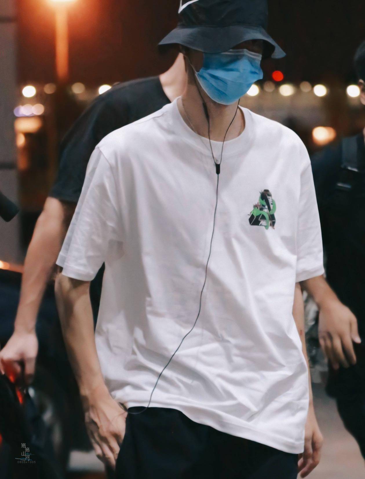 王一博昨晚长沙出发飞往上海手臂青筋男性荷尔蒙爆棚