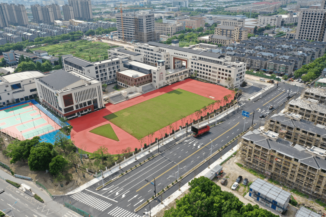 新天路(临东路-红旗二路)扩建工程,长210米,宽32米,该项目是城东中学