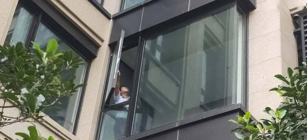 普罗热点丨屋内管家关窗忙,窗外伞下雨中"晴",普罗物业"雨"你安心!