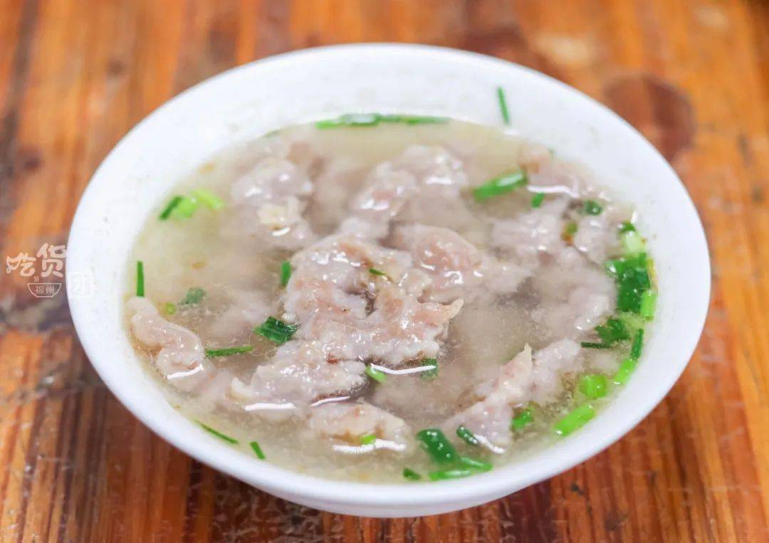 听说不少来他家的常客,都喜欢在吃饭的时候点上一碗牛滑汤.