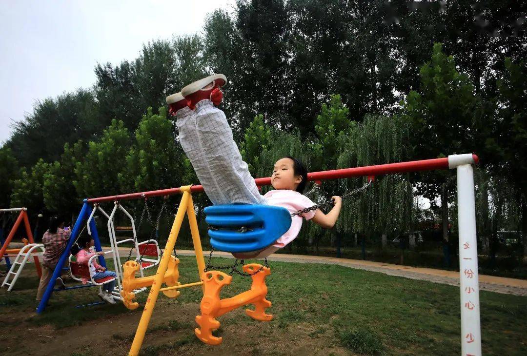 03●小游园 大民生 ●小桥流水,映日荷花,秋千广场,小桥流水等成为