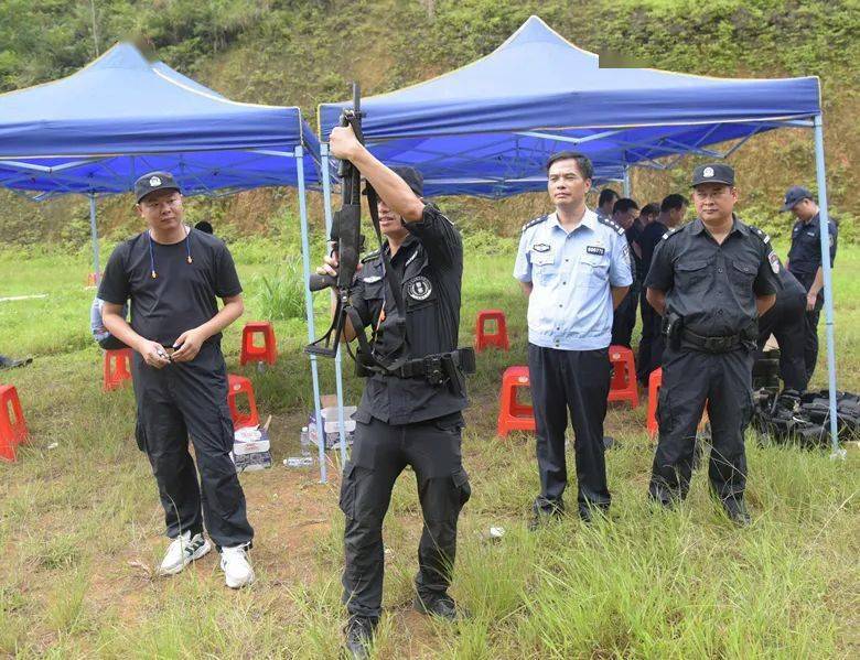 什么情况这么多博白警察在这里开枪了