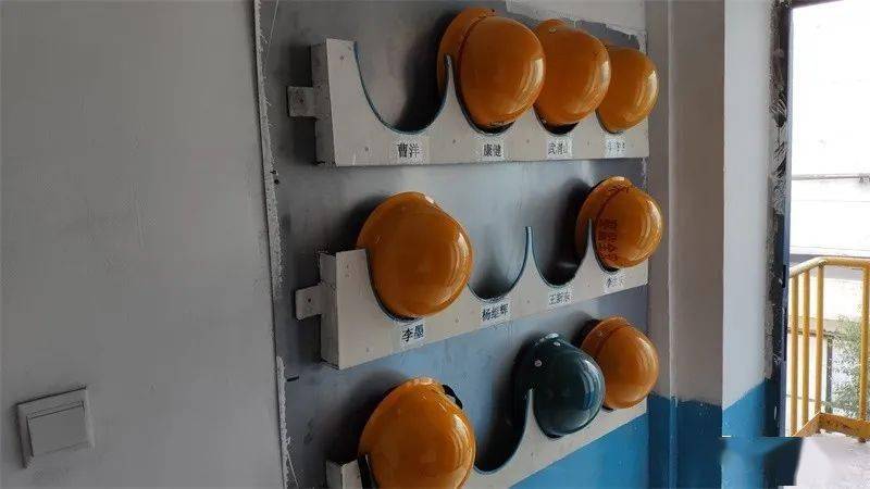 醒目的安全通道,整洁的护栏扶手,摆放整齐的钢卷,擦拭一新的轧机再加