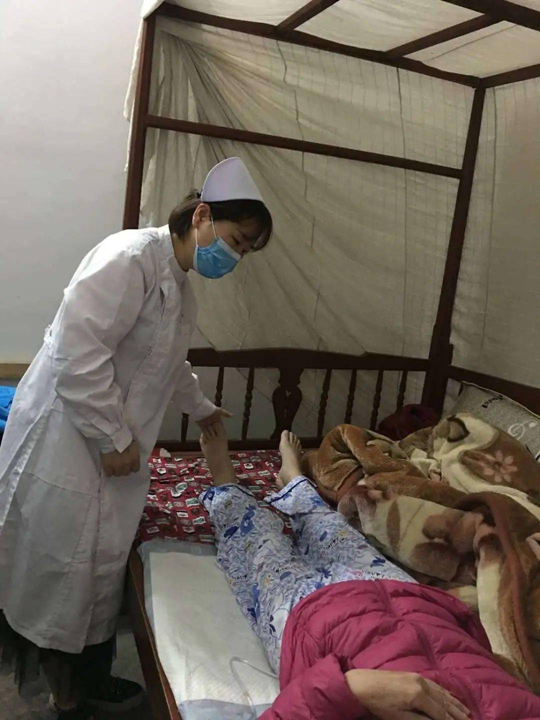 肺康复专科护士小叶指导患者肢体功能锻炼,呼吸功能锻炼.