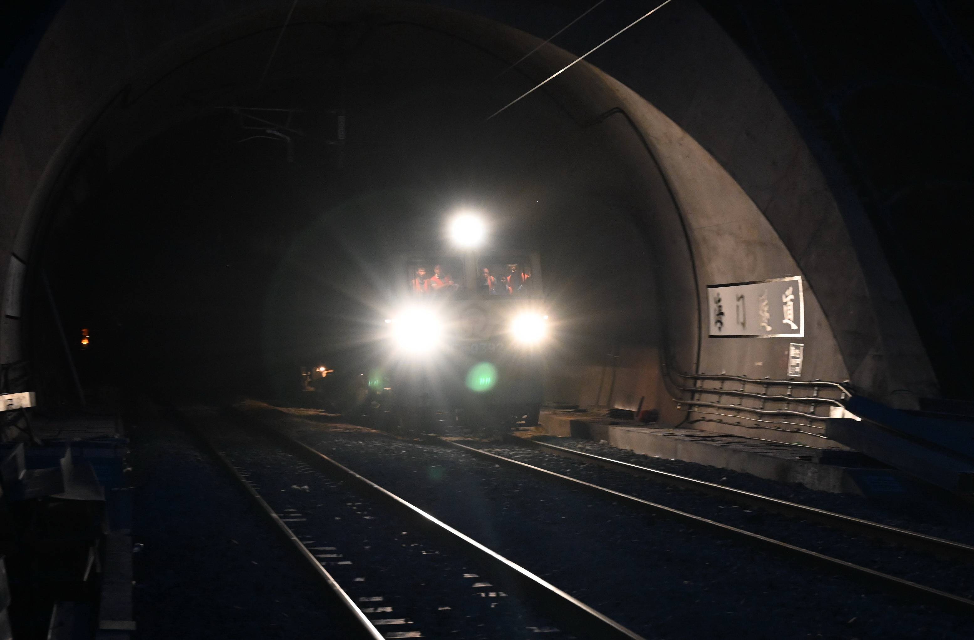 8月22日,参加荷载试验的货运重载列车开出海门隧道驶向平潭海峡公铁