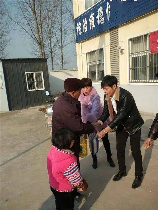 王光晋(右一)慰问光武镇小李庄村贫困户.