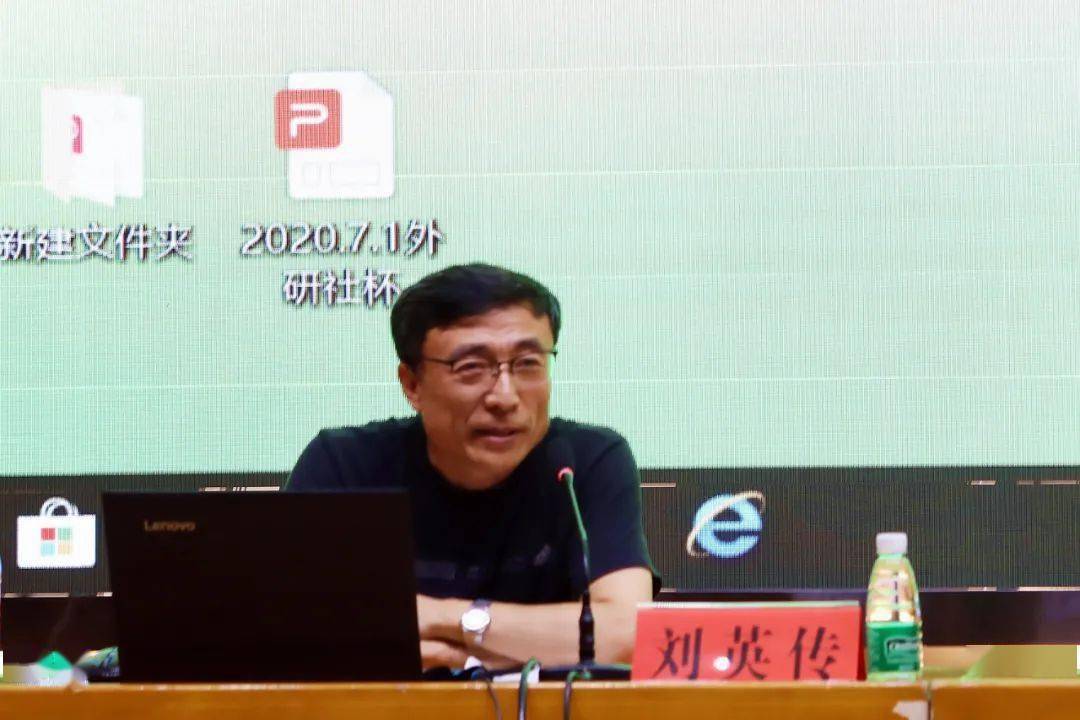 著名语文特级教师,辽河油田第一高中首席教师刘英传作为首讲嘉宾,为