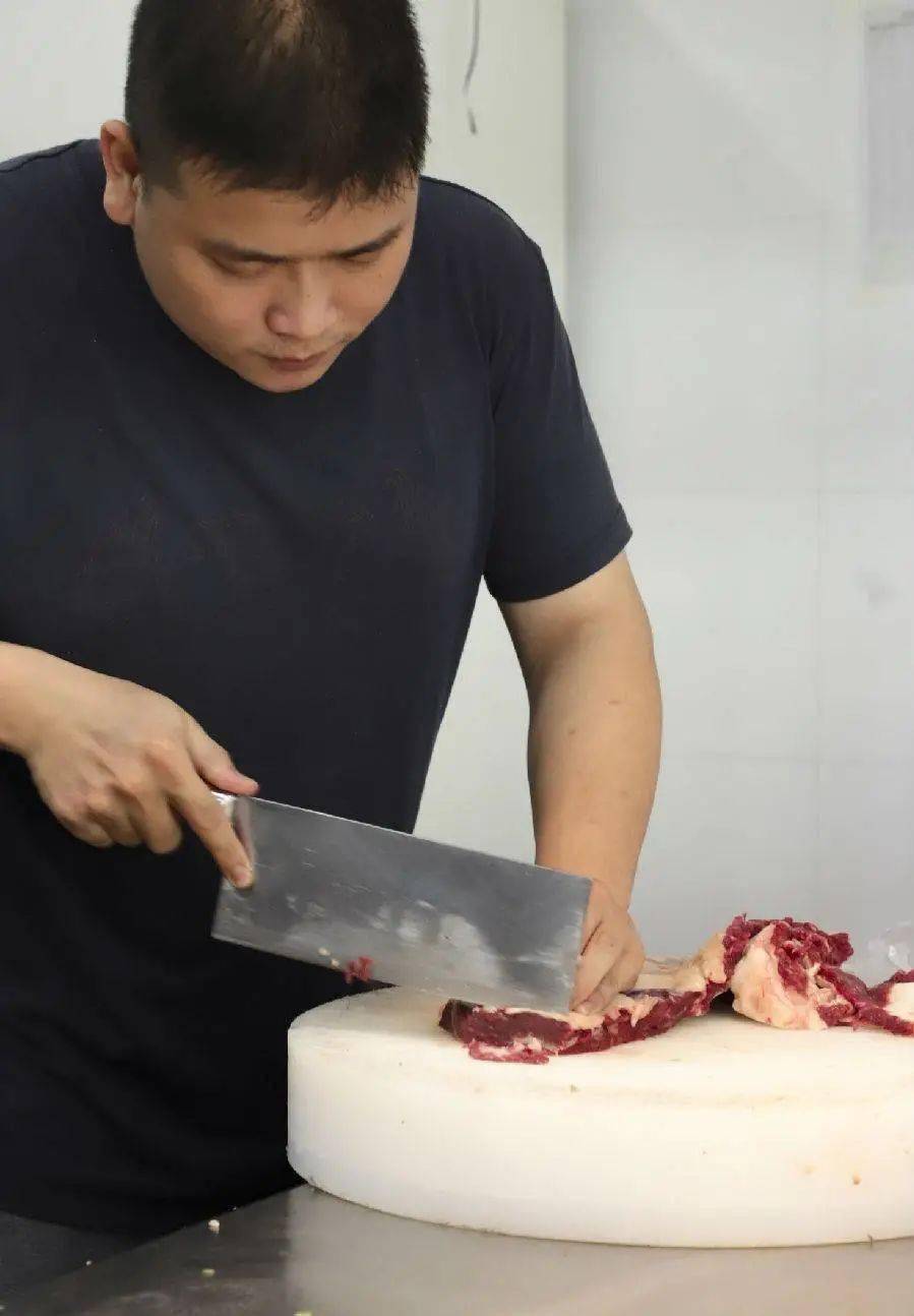 简直是直播版"庖丁解牛" 隔着玻璃就能清清楚楚看到现切过程 吃着就