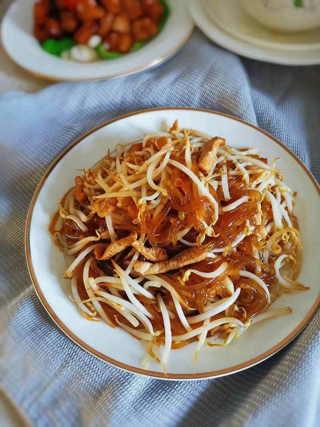 绿豆芽炒粉豆芽脆嫩粉条滑爽鲜香可口