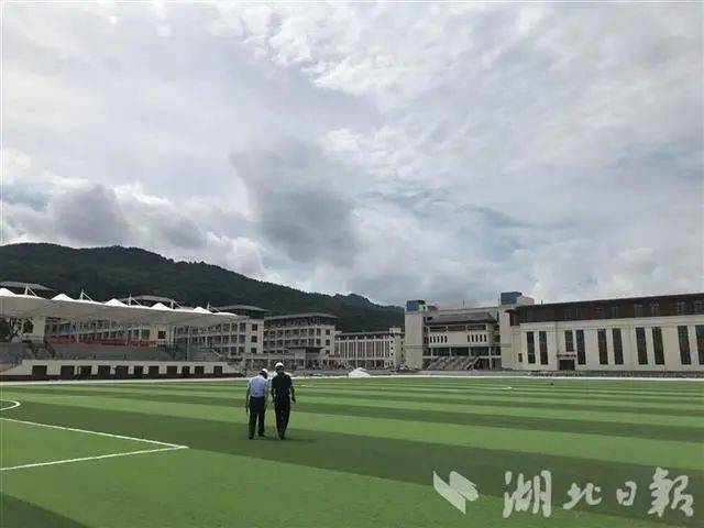 钟灵山下新摇篮小编带你探访利川一中新校区