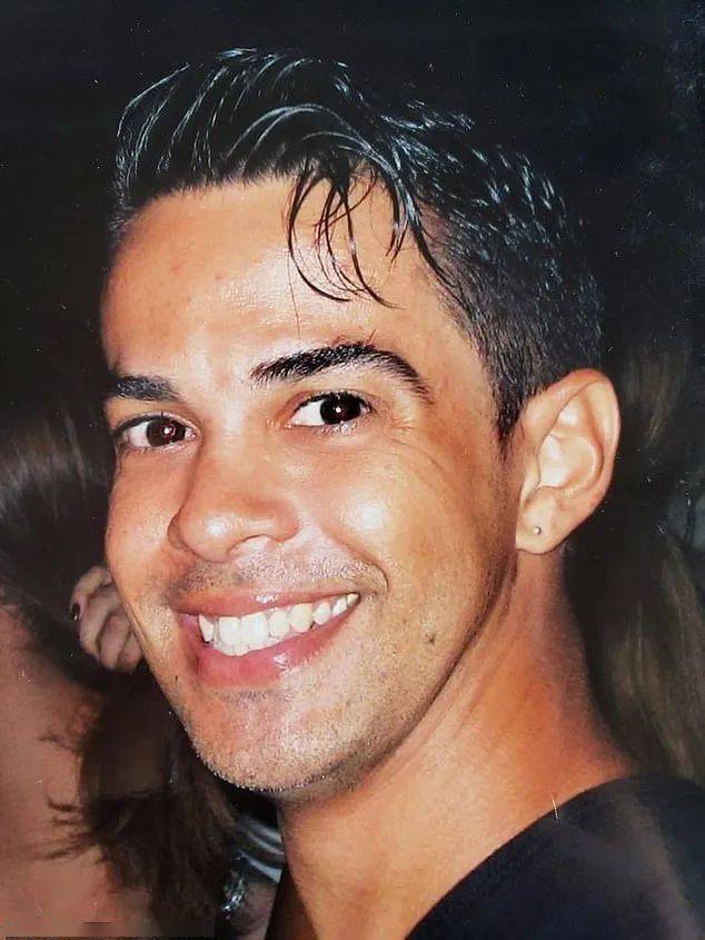 52岁帅哥25岁的颜,这个涂了防腐剂的大叔,透漏了逆龄生长的秘密_edson