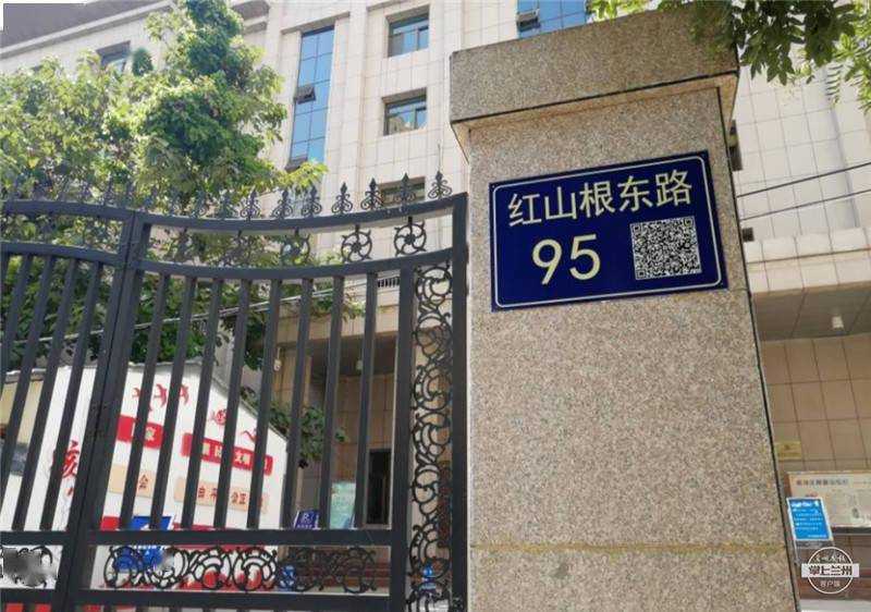 扫一扫服务码上见火车站街道完成二维码门牌上墙安装