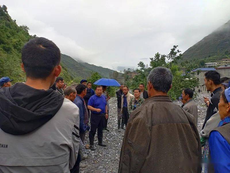 陈军在中寨镇大海沟流域指导防汛抢险救灾工作